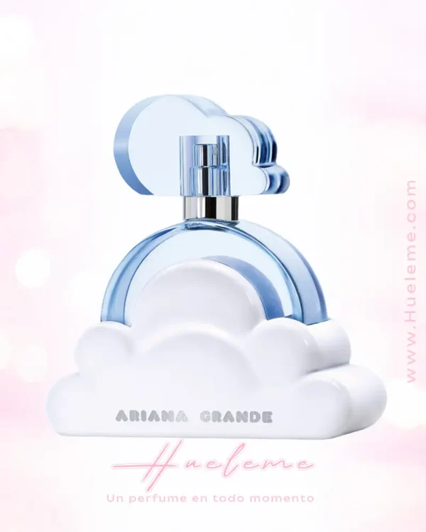 Perfume Cloud de Ariana Grande para mujer en frasco con forma de nube azul y base blanca, fondo rosado suave – Decants disponibles en Hueleme.com