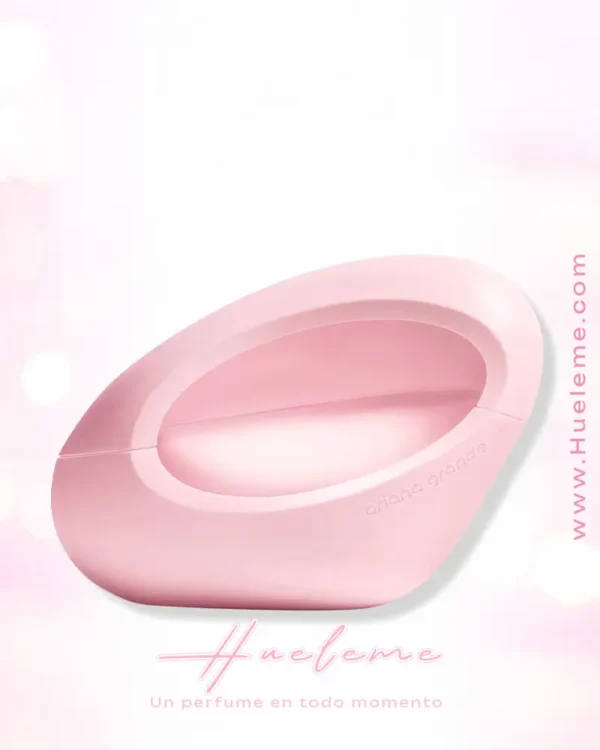 Perfume MOD Blush de Ariana Grande en frasco rosa pastel ovalado, sobre fondo claro con detalles rosados – Decants originales disponibles en Perú en Hueleme.com