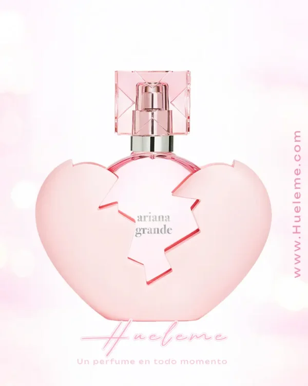 Perfume Thank U Next de Ariana Grande en frasco en forma de corazón rosa partido, con fondo rosado – Disponible en decants originales en Perú en Hueleme.com
